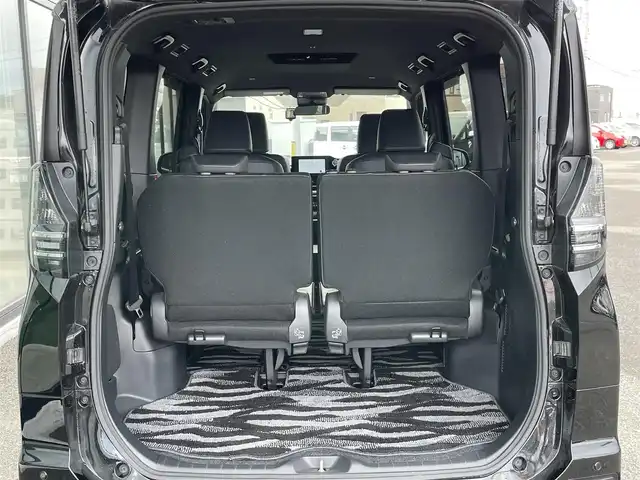 トヨタ ヴォクシー ハイブリッド S－Z 道央・札幌 2022(令4)年 4.3万km アティチュードブラックマイカ ４WD/寒冷地仕様/純正ディスプレイオーディオ（ナビ付）/CD/DVD/BT/フルセグ/プリクラッシュセーフティ/横滑り防止装置/レーダークルーズコントロール/レーンキープアシスト/パーキングアシスト/クリアランスソナー/プロアクティブドライビングアシスト/パーキングサポートブレーキ/ロードサインアシスト/バックカメラ/ビルトインETC2.0/ドライブレコーダー/EVMODE/DRIVEMODE切替/ワイパーデアイサー/両側パワースライドドア/ユニバーサルステップ/前席シートヒーター/ハーフレザーシート/革巻きステアリング/ステアリングリモコン/AC100V/電動パーキング/ブレーキホールド/プッシュスタート/スマートキー/LEDヘッドライト/オートライト/オートハイビーム/ヘッドライトレベライザー/電動格納ミラー/ウィンカーミラー/フロアマット/ドアバイザー