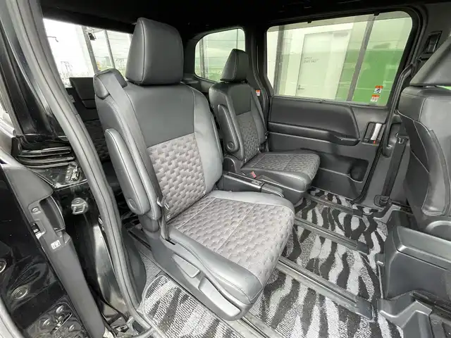 トヨタ ヴォクシー ハイブリッド S－Z 道央・札幌 2022(令4)年 4.3万km アティチュードブラックマイカ ４WD/寒冷地仕様/純正ディスプレイオーディオ（ナビ付）/CD/DVD/BT/フルセグ/プリクラッシュセーフティ/横滑り防止装置/レーダークルーズコントロール/レーンキープアシスト/パーキングアシスト/クリアランスソナー/プロアクティブドライビングアシスト/パーキングサポートブレーキ/ロードサインアシスト/バックカメラ/ビルトインETC2.0/ドライブレコーダー/EVMODE/DRIVEMODE切替/ワイパーデアイサー/両側パワースライドドア/ユニバーサルステップ/前席シートヒーター/ハーフレザーシート/革巻きステアリング/ステアリングリモコン/AC100V/電動パーキング/ブレーキホールド/プッシュスタート/スマートキー/LEDヘッドライト/オートライト/オートハイビーム/ヘッドライトレベライザー/電動格納ミラー/ウィンカーミラー/フロアマット/ドアバイザー