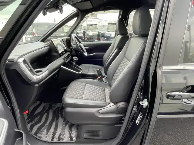 トヨタ ヴォクシー ハイブリッド S－Z 道央・札幌 2022(令4)年 4.3万km アティチュードブラックマイカ ４WD/寒冷地仕様/純正ディスプレイオーディオ（ナビ付）/CD/DVD/BT/フルセグ/プリクラッシュセーフティ/横滑り防止装置/レーダークルーズコントロール/レーンキープアシスト/パーキングアシスト/クリアランスソナー/プロアクティブドライビングアシスト/パーキングサポートブレーキ/ロードサインアシスト/バックカメラ/ビルトインETC2.0/ドライブレコーダー/EVMODE/DRIVEMODE切替/ワイパーデアイサー/両側パワースライドドア/ユニバーサルステップ/前席シートヒーター/ハーフレザーシート/革巻きステアリング/ステアリングリモコン/AC100V/電動パーキング/ブレーキホールド/プッシュスタート/スマートキー/LEDヘッドライト/オートライト/オートハイビーム/ヘッドライトレベライザー/電動格納ミラー/ウィンカーミラー/フロアマット/ドアバイザー