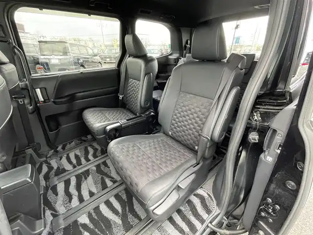 トヨタ ヴォクシー ハイブリッド S－Z 道央・札幌 2022(令4)年 4.3万km アティチュードブラックマイカ ４WD/寒冷地仕様/純正ディスプレイオーディオ（ナビ付）/CD/DVD/BT/フルセグ/プリクラッシュセーフティ/横滑り防止装置/レーダークルーズコントロール/レーンキープアシスト/パーキングアシスト/クリアランスソナー/プロアクティブドライビングアシスト/パーキングサポートブレーキ/ロードサインアシスト/バックカメラ/ビルトインETC2.0/ドライブレコーダー/EVMODE/DRIVEMODE切替/ワイパーデアイサー/両側パワースライドドア/ユニバーサルステップ/前席シートヒーター/ハーフレザーシート/革巻きステアリング/ステアリングリモコン/AC100V/電動パーキング/ブレーキホールド/プッシュスタート/スマートキー/LEDヘッドライト/オートライト/オートハイビーム/ヘッドライトレベライザー/電動格納ミラー/ウィンカーミラー/フロアマット/ドアバイザー