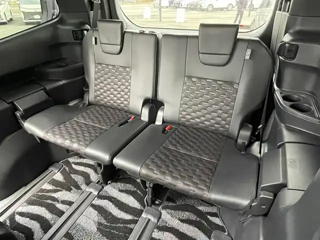 トヨタ ヴォクシー ハイブリッド S－Z 道央・札幌 2022(令4)年 4.3万km アティチュードブラックマイカ ４WD/寒冷地仕様/純正ディスプレイオーディオ（ナビ付）/CD/DVD/BT/フルセグ/プリクラッシュセーフティ/横滑り防止装置/レーダークルーズコントロール/レーンキープアシスト/パーキングアシスト/クリアランスソナー/プロアクティブドライビングアシスト/パーキングサポートブレーキ/ロードサインアシスト/バックカメラ/ビルトインETC2.0/ドライブレコーダー/EVMODE/DRIVEMODE切替/ワイパーデアイサー/両側パワースライドドア/ユニバーサルステップ/前席シートヒーター/ハーフレザーシート/革巻きステアリング/ステアリングリモコン/AC100V/電動パーキング/ブレーキホールド/プッシュスタート/スマートキー/LEDヘッドライト/オートライト/オートハイビーム/ヘッドライトレベライザー/電動格納ミラー/ウィンカーミラー/フロアマット/ドアバイザー