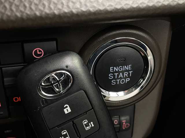 トヨタ ルーミー G 新潟県 2024(令6)年 0.8万km ブラックマイカメタリック 4WD/スマートアシスト/メモリナビ/　CD/DVD/Bluetooth/フルセグ/バックカメラ/両側パワースライドドア/LEDオートライト/シートヒーター/ステアリングリモコン/レーンキープアシスト/フォグランプ/電格ミラー/ウィンカーミラー/スマートキー/ビルトインETC