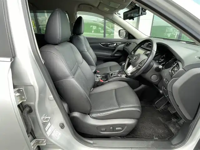 日産 エクストレイル 20Xi Vセレクション 道央・札幌 2020(令2)年 5.8万km ブリリアントシルバー ４WD/純正ディーラーOPナビ/CD/DVD/BD/BT/フルセグ/プロパイロット/エマージェンシーブレーキ/横滑り防止装置/レーダークルーズコントロール/ヒルディセントコントロール/レーンキープアシスト/ハンドルアシスト/クリアランスソナー/アラウンドビューモニター/ビルトインETC/ドライブレコーダー/アイドリングストップ/デジタルインナーミラー/トランスファー切替/パワーバックドア/前席パワーシート/全席シートヒーター/カプロンシート/革巻きステアリング/ステアリングリモコン/電動パーキング/オートブレーキホールド/プッシュスタート/スマートキー/LEDヘッドライト/オートライト/フォグランプ/電動格納ミラー/ヒーテッドドアミラー/ウィンカーミラー/純正フロアマット/ドアバイザー