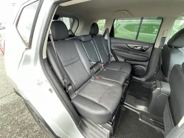 日産 エクストレイル 20Xi Vセレクション 道央・札幌 2020(令2)年 5.8万km ブリリアントシルバー ４WD/純正ディーラーOPナビ/CD/DVD/BD/BT/フルセグ/プロパイロット/エマージェンシーブレーキ/横滑り防止装置/レーダークルーズコントロール/ヒルディセントコントロール/レーンキープアシスト/ハンドルアシスト/クリアランスソナー/アラウンドビューモニター/ビルトインETC/ドライブレコーダー/アイドリングストップ/デジタルインナーミラー/トランスファー切替/パワーバックドア/前席パワーシート/全席シートヒーター/カプロンシート/革巻きステアリング/ステアリングリモコン/電動パーキング/オートブレーキホールド/プッシュスタート/スマートキー/LEDヘッドライト/オートライト/フォグランプ/電動格納ミラー/ヒーテッドドアミラー/ウィンカーミラー/純正フロアマット/ドアバイザー