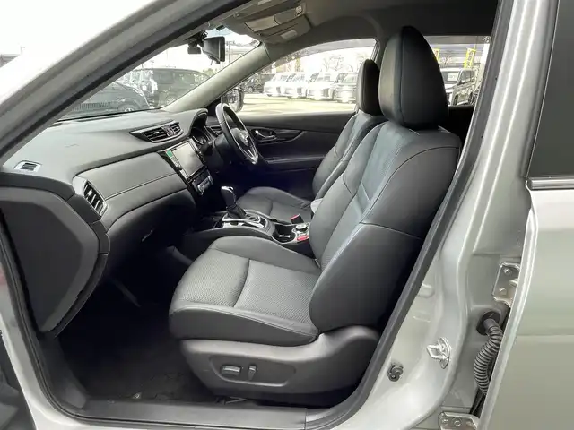 日産 エクストレイル 20Xi Vセレクション 道央・札幌 2020(令2)年 5.8万km ブリリアントシルバー ４WD/純正ディーラーOPナビ/CD/DVD/BD/BT/フルセグ/プロパイロット/エマージェンシーブレーキ/横滑り防止装置/レーダークルーズコントロール/ヒルディセントコントロール/レーンキープアシスト/ハンドルアシスト/クリアランスソナー/アラウンドビューモニター/ビルトインETC/ドライブレコーダー/アイドリングストップ/デジタルインナーミラー/トランスファー切替/パワーバックドア/前席パワーシート/全席シートヒーター/カプロンシート/革巻きステアリング/ステアリングリモコン/電動パーキング/オートブレーキホールド/プッシュスタート/スマートキー/LEDヘッドライト/オートライト/フォグランプ/電動格納ミラー/ヒーテッドドアミラー/ウィンカーミラー/純正フロアマット/ドアバイザー
