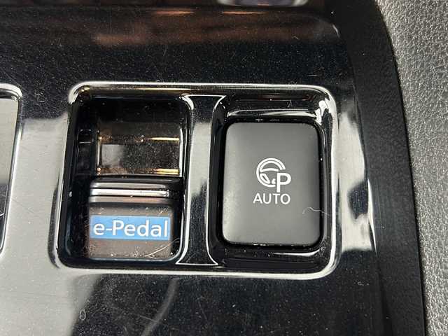 日産 リーフ X 福島県 2018(平30)年 4.8万km ブリリアントホワイトパール/オーロラフレアブルーパール 2トーン /禁煙車　//アラウンドビューモニター//プロパイロットパーキングシステム　//エマージェンシーブレーキ//クルーズコントロール//インテリジェントルームミラー　//車線逸脱支援//純正ナビ/・BT.CD.DVD.USB.AUX/・フルセグTV//シートヒーター(D/N)//ステアリングヒーター　//ドライブレコーダー(前のみ)　//ＥＴＣ　　//ＬＥＤヘッドライト　//ｅペダル//取扱説明書//ドライブレコーダー取扱説明書