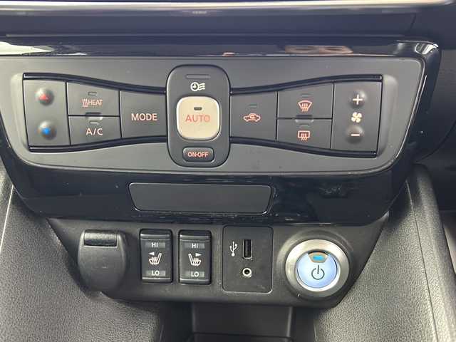 日産 リーフ X 福島県 2018(平30)年 4.8万km ブリリアントホワイトパール/オーロラフレアブルーパール 2トーン /禁煙車　//アラウンドビューモニター//プロパイロットパーキングシステム　//エマージェンシーブレーキ//クルーズコントロール//インテリジェントルームミラー　//車線逸脱支援//純正ナビ/・BT.CD.DVD.USB.AUX/・フルセグTV//シートヒーター(D/N)//ステアリングヒーター　//ドライブレコーダー(前のみ)　//ＥＴＣ　　//ＬＥＤヘッドライト　//ｅペダル//取扱説明書//ドライブレコーダー取扱説明書