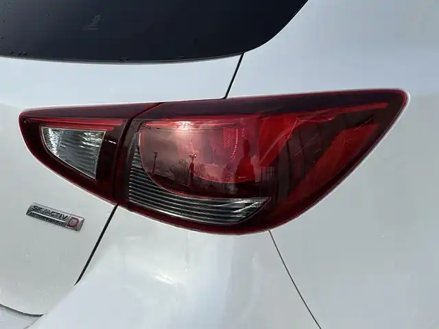 マツダ デミオ XD 岩手県 2015(平27)年 8.5万km スノーフレイクホワイトパールマイカ 禁煙車/4WD/ディーゼル/社外エンジンスターター/純正ナビ/→Bluetooth/FM/AM/AUX/USB/ステアリングスイッチ/横滑り防止装置/トノカバー/〇プッシュスタート/〇電動格納ミラー/〇ウィンカーミラー/〇ドアバイザー/〇フロアマット/〇シガーソケット/〇スマートキー/スペアキー