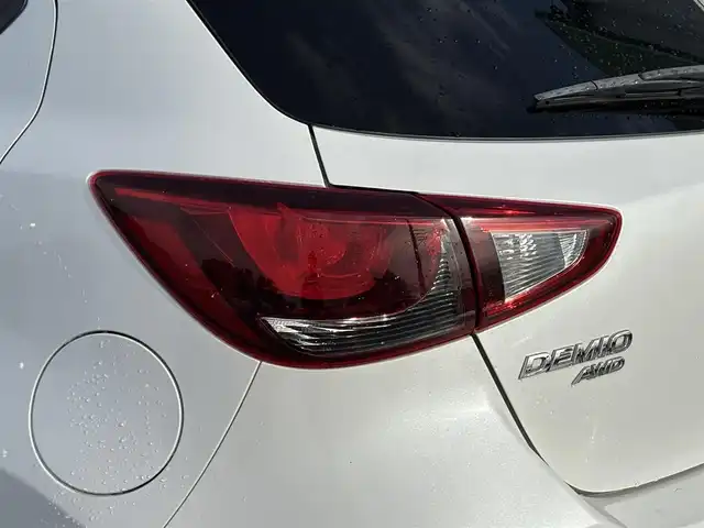 マツダ デミオ XD 岩手県 2015(平27)年 8.5万km スノーフレイクホワイトパールマイカ 禁煙車/4WD/ディーゼル/社外エンジンスターター/純正ナビ/→Bluetooth/FM/AM/AUX/USB/ステアリングスイッチ/横滑り防止装置/トノカバー/〇プッシュスタート/〇電動格納ミラー/〇ウィンカーミラー/〇ドアバイザー/〇フロアマット/〇シガーソケット/〇スマートキー/スペアキー