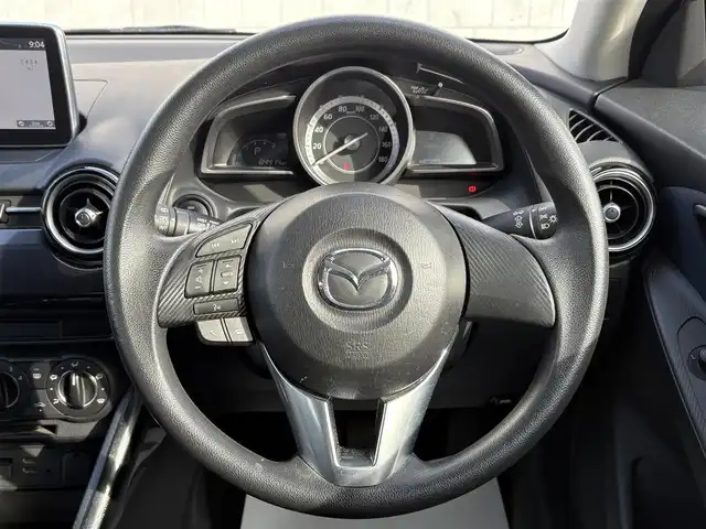 マツダ デミオ XD 岩手県 2015(平27)年 8.5万km スノーフレイクホワイトパールマイカ 禁煙車/4WD/ディーゼル/社外エンジンスターター/純正ナビ/→Bluetooth/FM/AM/AUX/USB/ステアリングスイッチ/横滑り防止装置/トノカバー/〇プッシュスタート/〇電動格納ミラー/〇ウィンカーミラー/〇ドアバイザー/〇フロアマット/〇シガーソケット/〇スマートキー/スペアキー