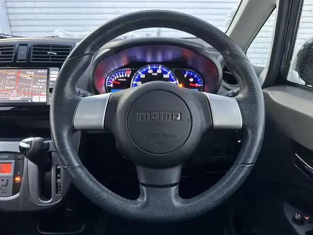 ダイハツ ムーヴ カスタム RS 道北・旭川 2013(平25)年 8万km ブラックマイカメタリック (株)IDOMが運営する【じしゃロン旭川店】の自社ローン対象車両になります。こちらは現金ご利用時の価格です。/自社ローンご希望の方は別途その旨お申付け下さい/　/・純正ナビ(CD/DVD/BT/SD/フルセグ)/・アイドリングストップ/・電動格納ウィンカーミラー/・フロントデアイサー/・リアデフォッガー/・プッシュスタート/・スマートキー1個/・フォグランプ/・オートライト/・現車装着サマータイヤ 純正AW165/55R15