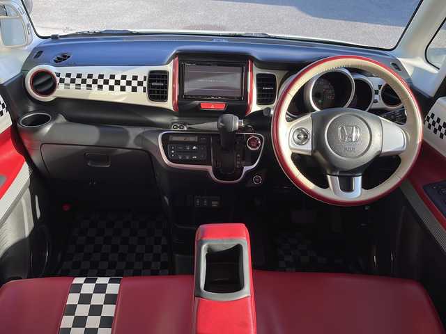 ホンダ Ｎ ＢＯＸ スラッシュ G Lインテリアカラーパッケージ 香川県 2017(平29)年 7.6万km プレミアムホワイトパールⅡ パナソニック製SDナビゲーション（CN-RE03D）/【AM/FM/フルセグ/BT/CD/DVD】/衝突回避支援システム/エマージェンシーストップシグナル/VSA（車両挙動安定化制御システム）/電子制御パーキングブレーキ/バックカメラ/ビルトインETC/LEDヘッドライト/オートヘッドライト/レザー調シート/ベンチシート/純正フロアマット/電動格納ミラー/スマートキー/プッシュスタート