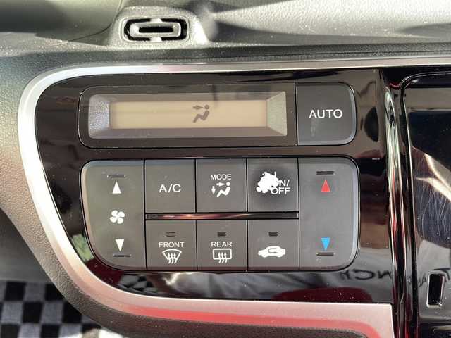 ホンダ Ｎ ＢＯＸ スラッシュ G Lインテリアカラーパッケージ 香川県 2017(平29)年 7.6万km プレミアムホワイトパールⅡ パナソニック製SDナビゲーション（CN-RE03D）/【AM/FM/フルセグ/BT/CD/DVD】/衝突回避支援システム/エマージェンシーストップシグナル/VSA（車両挙動安定化制御システム）/電子制御パーキングブレーキ/バックカメラ/ビルトインETC/LEDヘッドライト/オートヘッドライト/レザー調シート/ベンチシート/純正フロアマット/電動格納ミラー/スマートキー/プッシュスタート