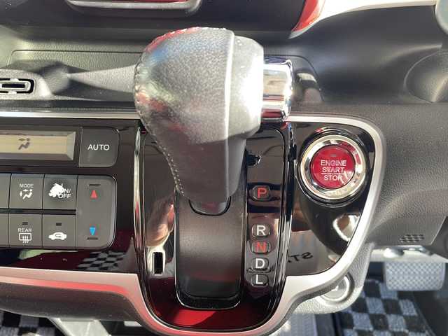 ホンダ Ｎ ＢＯＸ スラッシュ G Lインテリアカラーパッケージ 香川県 2017(平29)年 7.6万km プレミアムホワイトパールⅡ パナソニック製SDナビゲーション（CN-RE03D）/【AM/FM/フルセグ/BT/CD/DVD】/衝突回避支援システム/エマージェンシーストップシグナル/VSA（車両挙動安定化制御システム）/電子制御パーキングブレーキ/バックカメラ/ビルトインETC/LEDヘッドライト/オートヘッドライト/レザー調シート/ベンチシート/純正フロアマット/電動格納ミラー/スマートキー/プッシュスタート