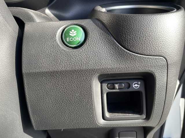 ホンダ Ｎ ＢＯＸ スラッシュ G Lインテリアカラーパッケージ 香川県 2017(平29)年 7.6万km プレミアムホワイトパールⅡ パナソニック製SDナビゲーション（CN-RE03D）/【AM/FM/フルセグ/BT/CD/DVD】/衝突回避支援システム/エマージェンシーストップシグナル/VSA（車両挙動安定化制御システム）/電子制御パーキングブレーキ/バックカメラ/ビルトインETC/LEDヘッドライト/オートヘッドライト/レザー調シート/ベンチシート/純正フロアマット/電動格納ミラー/スマートキー/プッシュスタート