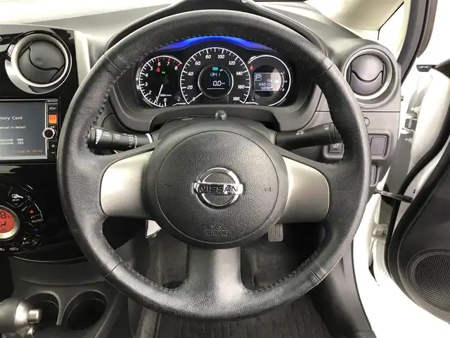 日産 ノート メダリスト 愛知県 2014(平26)年 5.5万km ブリリアントホワイトパール 純正ナビ（フルセグTV・Bluetooth・USB・CD・DVD・AUX）/全方位カメラ/コーナーセンサー/ドライブレコーダー/ETC/ハーフレザーシート/オートライト/フォグランプ/純正フロアマット/スマートキー/プッシュスタート/アームレスト/オートエアコン