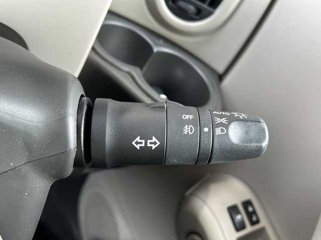 日産 キューブ 15X Vセレクション 静岡県 2016(平28)年 6.2万km ビターショコラ 2トーン 純正ナビ/・FM/AM/・フルセグTV/・CD/DVD/・Bluetooth/主要装備/・ヴィンテージキャメルインテリア/・バックカメラ/・アイドリングストップ/・ステアリングリモコン/・横滑り防止装置/・２トーンカラー/・純正ホイールキャップ/・オートライト/・フォグランプ/・プッシュスタート/・電格ミラー/・純正フロアマット