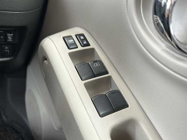 日産 キューブ 15X Vセレクション 静岡県 2016(平28)年 6.2万km ビターショコラ 2トーン 純正ナビ/・FM/AM/・フルセグTV/・CD/DVD/・Bluetooth/主要装備/・ヴィンテージキャメルインテリア/・バックカメラ/・アイドリングストップ/・ステアリングリモコン/・横滑り防止装置/・２トーンカラー/・純正ホイールキャップ/・オートライト/・フォグランプ/・プッシュスタート/・電格ミラー/・純正フロアマット