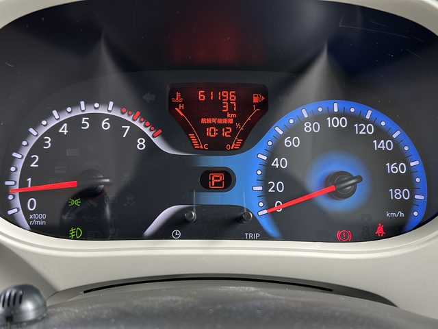 日産 キューブ 15X Vセレクション 静岡県 2016(平28)年 6.2万km ビターショコラ 2トーン 純正ナビ/・FM/AM/・フルセグTV/・CD/DVD/・Bluetooth/主要装備/・ヴィンテージキャメルインテリア/・バックカメラ/・アイドリングストップ/・ステアリングリモコン/・横滑り防止装置/・２トーンカラー/・純正ホイールキャップ/・オートライト/・フォグランプ/・プッシュスタート/・電格ミラー/・純正フロアマット