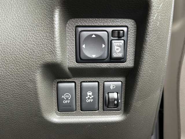 日産 キューブ 15X Vセレクション 静岡県 2016(平28)年 6.2万km ビターショコラ 2トーン 純正ナビ/・FM/AM/・フルセグTV/・CD/DVD/・Bluetooth/主要装備/・ヴィンテージキャメルインテリア/・バックカメラ/・アイドリングストップ/・ステアリングリモコン/・横滑り防止装置/・２トーンカラー/・純正ホイールキャップ/・オートライト/・フォグランプ/・プッシュスタート/・電格ミラー/・純正フロアマット