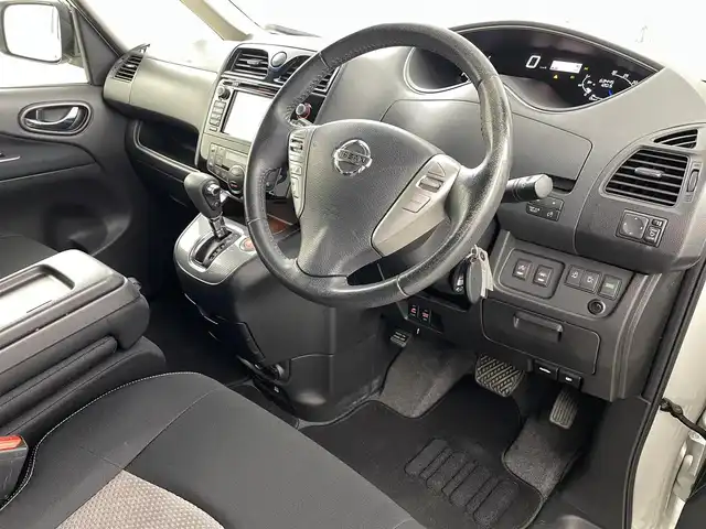 日産 セレナ ライダー BラインS HVAセーフ 福島県 2014(平26)年 6.4万km ブリリアントホワイトパール 衝突軽減/・車線逸脱警報/・踏み間違い防止/・クリアランスソナー/純正SDナビ/全方位カメラ/・バックカメラ/両側パワースライドドア/クルーズコントロール/LEDオートライト/・フォグライト/3列シート/・ロールサンシェード/・ウォークスルー/純正アルミホイール付きサマータイヤ/革ステアリング/・ステアリングリモコン/純正フロアマット/純正ドアバイザー/電動格納ミラー/・ウィンカーミラー/前後ドラレコ/ETC/アイドリングストップ/プッシュスタート/・スマートキー/・スペアキー