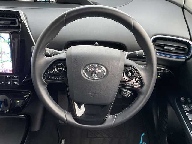 トヨタ プリウス A ツーリングセレクション 千葉県 2021(令3)年 3.1万km アティチュードブラックマイカ 10インチフローティングナビ/(フルセグTV/BT/CD/DVD/FM/AM)/ドライブレコーダー前後/ヘッドアップディスプレイ/ブラインドスポットモニター/パーキングアシスト/衝突被害軽減システム/車線逸脱警報/バックカメラ/追従式クルーズコントロール/レザーシート/横滑り防止装置/ETC/アイドリングストップ/LEDヘッドライト/フォグランプ/オートライト/ウィンカーミラー/電動格納ミラー/純正17インチAW/シートヒーター/エアシート/シートリフター/プッシュスタート/スマートキー/フロアマット/スペアキー/取扱説明書/保証書