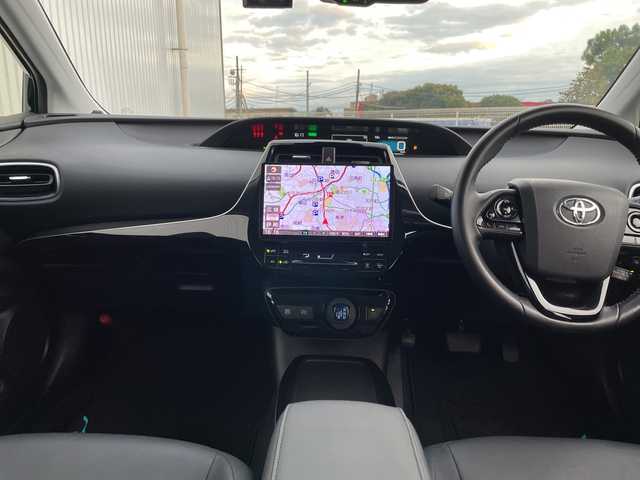 トヨタ プリウス A ツーリングセレクション 千葉県 2021(令3)年 3.1万km アティチュードブラックマイカ 10インチフローティングナビ/(フルセグTV/BT/CD/DVD/FM/AM)/ドライブレコーダー前後/ヘッドアップディスプレイ/ブラインドスポットモニター/パーキングアシスト/衝突被害軽減システム/車線逸脱警報/バックカメラ/追従式クルーズコントロール/レザーシート/横滑り防止装置/ETC/アイドリングストップ/LEDヘッドライト/フォグランプ/オートライト/ウィンカーミラー/電動格納ミラー/純正17インチAW/シートヒーター/エアシート/シートリフター/プッシュスタート/スマートキー/フロアマット/スペアキー/取扱説明書/保証書