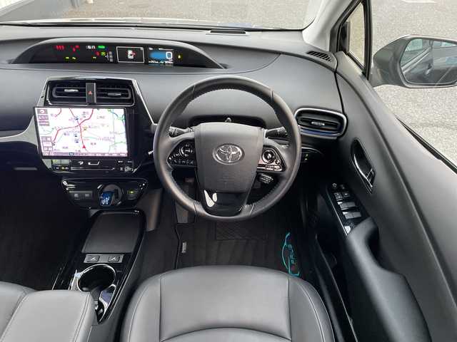トヨタ プリウス A ツーリングセレクション 千葉県 2021(令3)年 3.1万km アティチュードブラックマイカ 10インチフローティングナビ/(フルセグTV/BT/CD/DVD/FM/AM)/ドライブレコーダー前後/ヘッドアップディスプレイ/ブラインドスポットモニター/パーキングアシスト/衝突被害軽減システム/車線逸脱警報/バックカメラ/追従式クルーズコントロール/レザーシート/横滑り防止装置/ETC/アイドリングストップ/LEDヘッドライト/フォグランプ/オートライト/ウィンカーミラー/電動格納ミラー/純正17インチAW/シートヒーター/エアシート/シートリフター/プッシュスタート/スマートキー/フロアマット/スペアキー/取扱説明書/保証書
