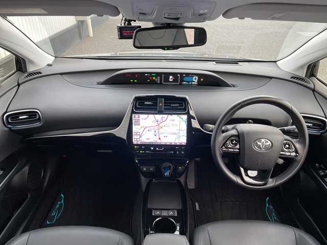トヨタ プリウス A ツーリングセレクション 千葉県 2021(令3)年 3.1万km アティチュードブラックマイカ 10インチフローティングナビ/(フルセグTV/BT/CD/DVD/FM/AM)/ドライブレコーダー前後/ヘッドアップディスプレイ/ブラインドスポットモニター/パーキングアシスト/衝突被害軽減システム/車線逸脱警報/バックカメラ/追従式クルーズコントロール/レザーシート/横滑り防止装置/ETC/アイドリングストップ/LEDヘッドライト/フォグランプ/オートライト/ウィンカーミラー/電動格納ミラー/純正17インチAW/シートヒーター/エアシート/シートリフター/プッシュスタート/スマートキー/フロアマット/スペアキー/取扱説明書/保証書