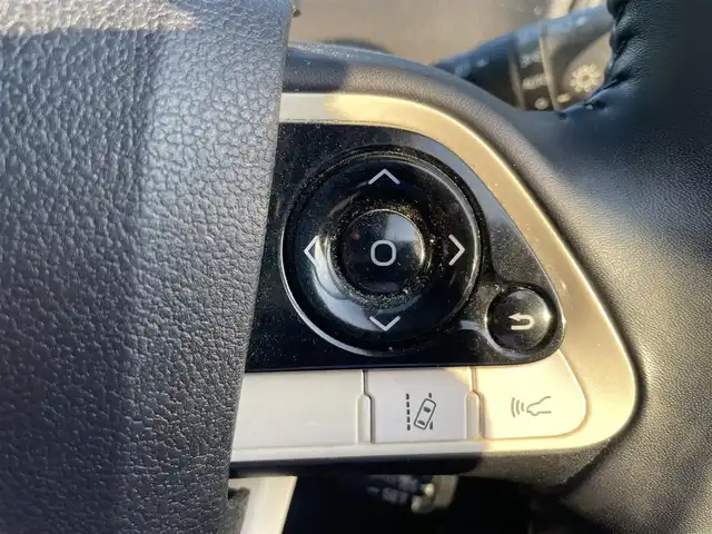 トヨタ プリウス 富山県 2017(平29)年 8.8万km スティールブロンドM 純正ナビ／/フルセグＴＶ／/Ｂｌｕｅｔｏｏｔｈ／/ＤＶＤ再生／/Ｂカメラ／/ビルトインＥＴＣ／/レーダークルーズコントロール／/レーンキープアシスト／/ドライブレコーダー／/ヘッドアップディスプレイ／/オートマチックハイビーム//LEDオートライト//LEDフォグライト