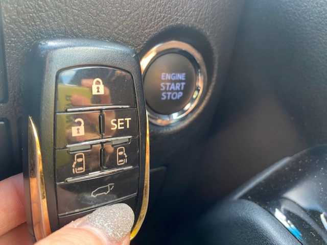 トヨタ ヴェルファイア Z ゴールデンアイズ 兵庫県 2020(令2)年 6.4万km ブラック 純正ナビ（Bluetooth/DVD）/・フルセグTV/バックカメラ/クリアランスソナー　/パーキングサポートブレーキ/衝突軽減システム/レーンアシスト/オートライト/ステアリングスイッチ/3列シート/ウォークスルー/オットマン/フリップダウンモニター/ECOモード/SOS機能/ビルトインETC