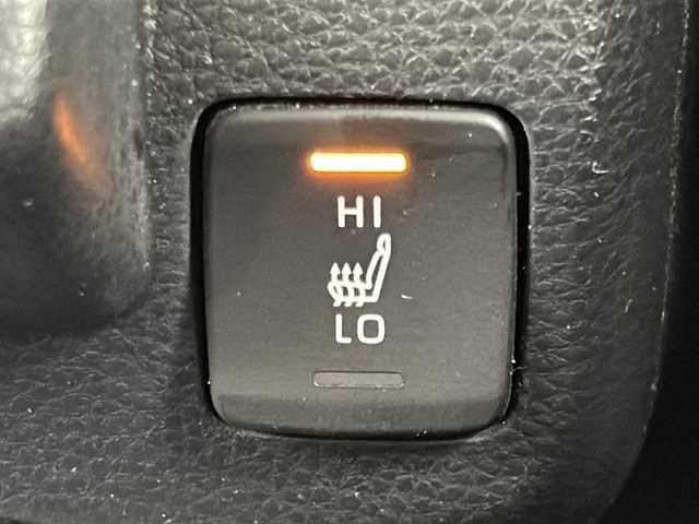 トヨタ カローラツーリング ハイブリッド ダブルバイビー 宮城県 2021(令3)年 6.8万km ホワイトパールクリスタルシャイン 禁煙車/トヨタセーフティーセンス/・プリクラッシュセーフティーシステム/・パーキングサポートブレーキ/・リアクロストラフィックアラート/・ロードサインアシスト/・レーダークルーズコントロール/・オートマチックハイビーム/ブラインドスポットモニター/純正9インチディスプレイオーディオ/（BT.CD.DVD.Applecarplay.AndroidAuto）/バックカメラ/フルセグテレビ/ビルトインETC/前後ドライブレコーダー/前席シートヒーター/ハーフレザーシート/ステアリングヒーター/電動パーキングブレーキ/AUTOHOLD/革巻きステアリング/ステアリングスイッチ/プッシュスタート/スマートキー/純正フロアマット/LEDヘッドライト/純正17インチアルミホイール/横滑り防止機能/アイドリングストップ/クリアランスソナー