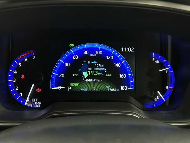 トヨタ カローラツーリング ハイブリッド ダブルバイビー 宮城県 2021(令3)年 6.8万km ホワイトパールクリスタルシャイン 禁煙車/トヨタセーフティーセンス/・プリクラッシュセーフティーシステム/・パーキングサポートブレーキ/・リアクロストラフィックアラート/・ロードサインアシスト/・レーダークルーズコントロール/・オートマチックハイビーム/ブラインドスポットモニター/純正9インチディスプレイオーディオ/（BT.CD.DVD.Applecarplay.AndroidAuto）/バックカメラ/フルセグテレビ/ビルトインETC/前後ドライブレコーダー/前席シートヒーター/ハーフレザーシート/ステアリングヒーター/電動パーキングブレーキ/AUTOHOLD/革巻きステアリング/ステアリングスイッチ/プッシュスタート/スマートキー/純正フロアマット/LEDヘッドライト/純正17インチアルミホイール/横滑り防止機能/アイドリングストップ/クリアランスソナー