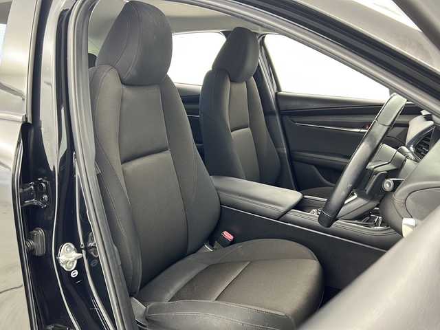 マツダ マツダ３セダン 宮城県 2019(令1)年 6.4万km ジェットブラックマイカ 禁煙車/i-ACTIVSENSE/・スマートブレーキサポート/・ブラインドスポットモニター/・アダプティブLEDヘッドライト/・クルージング＆トラフィックサポート/・マツダレーダークルーズコントロール/・レーンキープアシストシステム/・アイストップ/・トラクションコントロールシステム/ヘッドアップディスプレイ/マツダコネクトナビ/（BT.AM.FM.CD.DVD.USB.HDMI）/全周囲カメラ/フルセグテレビ/電動パーキングブレーキ/AUTOHOLD/ETC/前席シートヒーター/運転席パワーシート/シートメモリー/ステアリングヒーター/パドルシフト/革巻きステアリング/ステアリングスイッチ/プッシュスタート/スマートキー/純正18インチアルミホイール/LEDヘッドライト