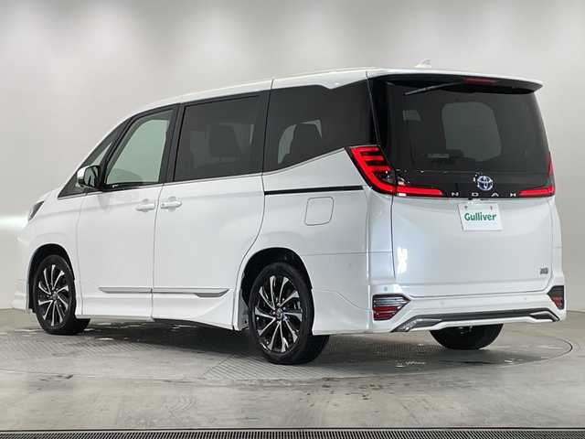 トヨタ ノア ハイブリッド S－Z 栃木県 2025(令7)年 0.3万km ホワイトパールクリスタルシャイン 純正ディスプレイオーディオ/（Bluetooth/USB）/全方位カメラ/モデリスタフルエアロ/トヨタセーフティセンス/プラインドスポットモニター/前後コーナーセンサー/ビルトインETC/両側パワースライドドア/ハーフレザーシート/シートヒーター/オートライト/LEDヘッドライト/AC100V電源/スマートキー/プッシュスタート/革巻きステアリング/ウインカーミラー/電動格納ミラー/純正アルミホイール/純正フロアマット