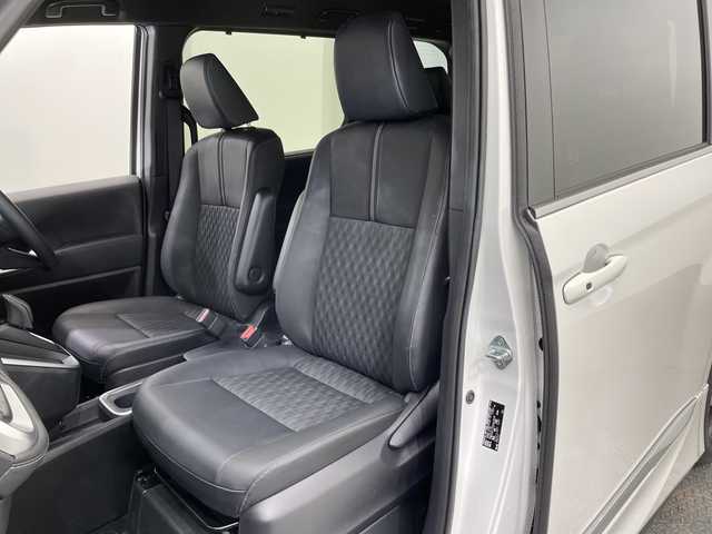 トヨタ ノア ハイブリッド S－Z 栃木県 2025(令7)年 0.3万km ホワイトパールクリスタルシャイン 純正ディスプレイオーディオ/（Bluetooth/USB）/全方位カメラ/モデリスタフルエアロ/トヨタセーフティセンス/プラインドスポットモニター/前後コーナーセンサー/ビルトインETC/両側パワースライドドア/ハーフレザーシート/シートヒーター/オートライト/LEDヘッドライト/AC100V電源/スマートキー/プッシュスタート/革巻きステアリング/ウインカーミラー/電動格納ミラー/純正アルミホイール/純正フロアマット