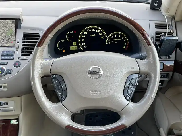 日産 プレジデント ソブリン 群馬県 2010(平22)年 5.7万km ブレードシルバー 純正ＨＤＤナビ　/フリップダウンモニター　/バックカメラ　/後席シートヒーター　/全席パワーシート　/後席マッサージ機能　/白レザーシート　/白＋木目調内装　/クルーズコントロール　/純正１６型ＡＷ　/純正フロアマット/電動格納ミラー/本革ステアリング/スマートキー/ドライブモード切替/シートセットポジションメモリー/純正ビルトインETC/パワーステアリング/１００V充電