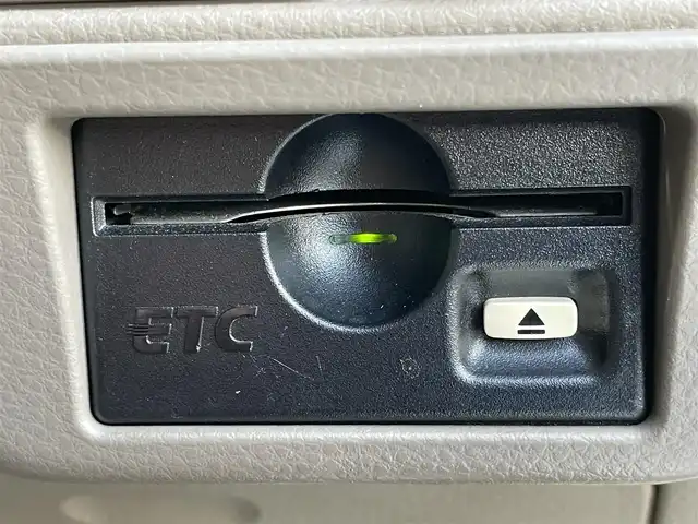 日産 プレジデント ソブリン 群馬県 2010(平22)年 5.7万km ブレードシルバー 純正ＨＤＤナビ　/フリップダウンモニター　/バックカメラ　/後席シートヒーター　/全席パワーシート　/後席マッサージ機能　/白レザーシート　/白＋木目調内装　/クルーズコントロール　/純正１６型ＡＷ　/純正フロアマット/電動格納ミラー/本革ステアリング/スマートキー/ドライブモード切替/シートセットポジションメモリー/純正ビルトインETC/パワーステアリング/１００V充電