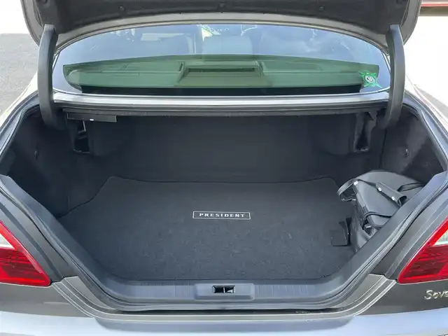 日産 プレジデント ソブリン 群馬県 2010(平22)年 5.7万km ブレードシルバー 純正ＨＤＤナビ　/フリップダウンモニター　/バックカメラ　/後席シートヒーター　/全席パワーシート　/後席マッサージ機能　/白レザーシート　/白＋木目調内装　/クルーズコントロール　/純正１６型ＡＷ　/純正フロアマット/電動格納ミラー/本革ステアリング/スマートキー/ドライブモード切替/シートセットポジションメモリー/純正ビルトインETC/パワーステアリング/１００V充電