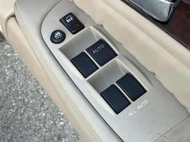 日産 プレジデント ソブリン 群馬県 2010(平22)年 5.7万km ブレードシルバー 純正ＨＤＤナビ　/フリップダウンモニター　/バックカメラ　/後席シートヒーター　/全席パワーシート　/後席マッサージ機能　/白レザーシート　/白＋木目調内装　/クルーズコントロール　/純正１６型ＡＷ　/純正フロアマット/電動格納ミラー/本革ステアリング/スマートキー/ドライブモード切替/シートセットポジションメモリー/純正ビルトインETC/パワーステアリング/１００V充電