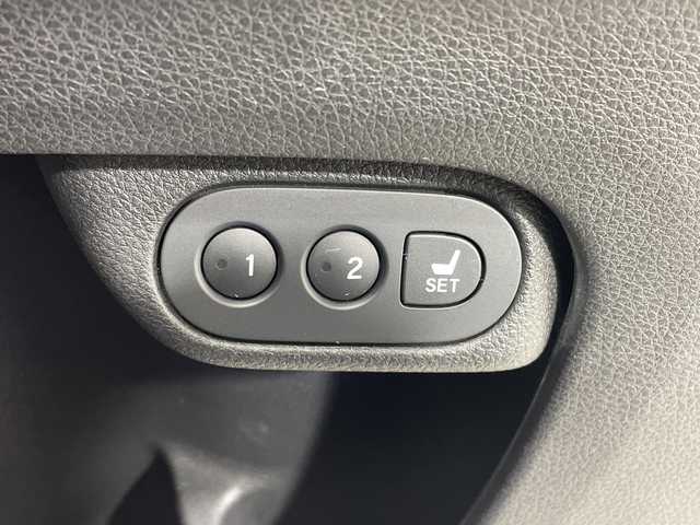 ホンダ ヴェゼル ハイブリッド Z ホンダセンシング 神奈川県 2017(平29)年 5.5万km クリスタルブラックパール 社外メモリナビ【NX617】/バックカメラ/Honda SENSING/レーダークルーズコントロール/シートヒーター/パワーシート/シートメモリー/ビルトインETC/純正フロアマット/ステアリングスイッチ/スマートキー/LDEヘッドライト/オートライト/ルーフレール/純正17インチアルミホイル/車線維持支援システム/衝突軽減ブレーキ/誤発進抑制機能/先行車発進お知らせ機能