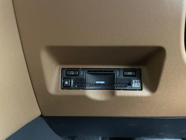 トヨタ ヴェルファイア ハイブリット Z プレミア 熊本県 2024(令6)年 1.9万km ブラック 禁煙車　/ワンオーナー　/純正１４インチディスプレイオーディオ　/HDMI/１２．１型フリップダウンモニター　/社外全方位ドライブレコーダー　/ビルトインETC2.0/両側パワースライドドア　/前席・2列目シートヒーター　/前席・2列目エアーシート　/前席パワーシート　/トヨタセーフティーセンス/・プリクラッシュセーフティ/・ロードサインアシスト/・フロントクロストラフィックアラート/・レーンディパーチャーアラート/・リヤクロストラフィックアラート/・レーダークルーズコントロール/横滑り防止/ブラインドスポットモニター/左右独立ガラスムーンルーフ/100V充電/置くだけ充電/ステアリングヒーター/パワーバックドア/ヘッドアップディスプレイ/デジタルインナーミラー/純正フロアマット/純正19インチAW/オートライト/オートマチックハイビーム/LEDヘッドライト/スマートキー/プッシュスタート/スペアキー1本/保証書/取扱説明書