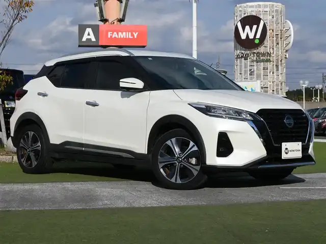 日産 キックス X 千葉県 2020(令2)年 4.4万km ブリリアントホワイトパール エマージェンシーブレーキ/プロパイロット/インテリジェントクルーズコントロール/インテリジェントルームミラー/純正SDナビ/地デジTV/【DVD/CD再生機能】/アラウンドビューモニター/ドライブレコーダー/ハーフレザーシート/革巻きステアリング/ステアリングスイッチ/ETC/LEDヘッドライト/フォグライト/ウインカーミラー/コーナーセンサー/純正17インチアルミホイル/サイド/カーテンエアバッグ/インテリジェントキー