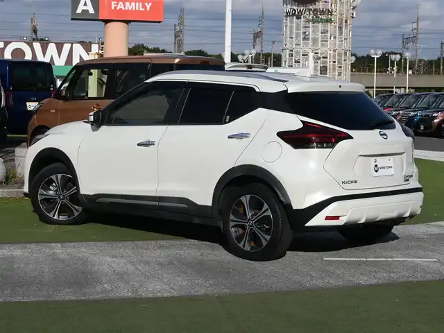 日産 キックス X 千葉県 2020(令2)年 4.4万km ブリリアントホワイトパール エマージェンシーブレーキ/プロパイロット/インテリジェントクルーズコントロール/インテリジェントルームミラー/純正SDナビ/地デジTV/【DVD/CD再生機能】/アラウンドビューモニター/ドライブレコーダー/ハーフレザーシート/革巻きステアリング/ステアリングスイッチ/ETC/LEDヘッドライト/フォグライト/ウインカーミラー/コーナーセンサー/純正17インチアルミホイル/サイド/カーテンエアバッグ/インテリジェントキー