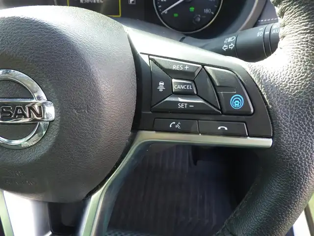 日産 キックス X 千葉県 2020(令2)年 4.4万km ブリリアントホワイトパール エマージェンシーブレーキ/プロパイロット/インテリジェントクルーズコントロール/インテリジェントルームミラー/純正SDナビ/地デジTV/【DVD/CD再生機能】/アラウンドビューモニター/ドライブレコーダー/ハーフレザーシート/革巻きステアリング/ステアリングスイッチ/ETC/LEDヘッドライト/フォグライト/ウインカーミラー/コーナーセンサー/純正17インチアルミホイル/サイド/カーテンエアバッグ/インテリジェントキー