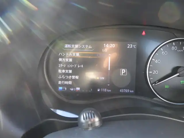 日産 キックス X 千葉県 2020(令2)年 4.4万km ブリリアントホワイトパール エマージェンシーブレーキ/プロパイロット/インテリジェントクルーズコントロール/インテリジェントルームミラー/純正SDナビ/地デジTV/【DVD/CD再生機能】/アラウンドビューモニター/ドライブレコーダー/ハーフレザーシート/革巻きステアリング/ステアリングスイッチ/ETC/LEDヘッドライト/フォグライト/ウインカーミラー/コーナーセンサー/純正17インチアルミホイル/サイド/カーテンエアバッグ/インテリジェントキー