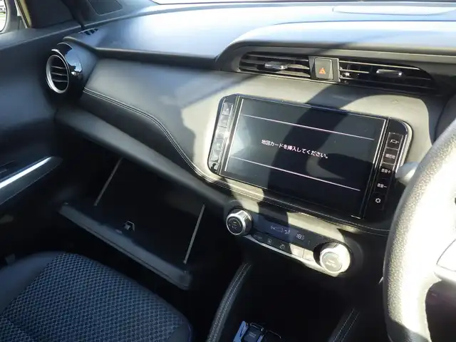 日産 キックス X 千葉県 2020(令2)年 4.4万km ブリリアントホワイトパール エマージェンシーブレーキ/プロパイロット/インテリジェントクルーズコントロール/インテリジェントルームミラー/純正SDナビ/地デジTV/【DVD/CD再生機能】/アラウンドビューモニター/ドライブレコーダー/ハーフレザーシート/革巻きステアリング/ステアリングスイッチ/ETC/LEDヘッドライト/フォグライト/ウインカーミラー/コーナーセンサー/純正17インチアルミホイル/サイド/カーテンエアバッグ/インテリジェントキー