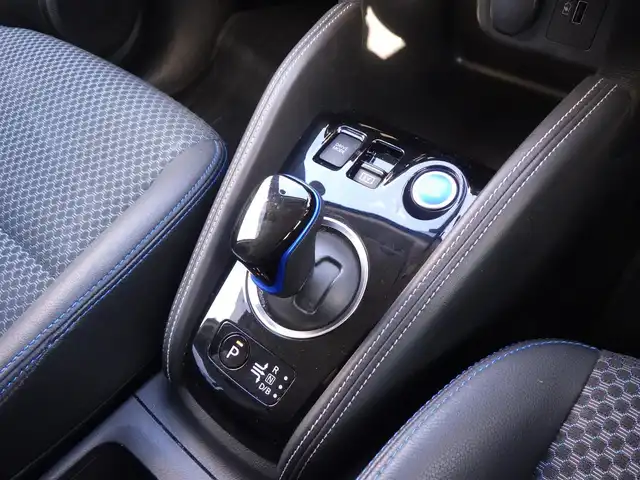 日産 キックス X 千葉県 2020(令2)年 4.4万km ブリリアントホワイトパール エマージェンシーブレーキ/プロパイロット/インテリジェントクルーズコントロール/インテリジェントルームミラー/純正SDナビ/地デジTV/【DVD/CD再生機能】/アラウンドビューモニター/ドライブレコーダー/ハーフレザーシート/革巻きステアリング/ステアリングスイッチ/ETC/LEDヘッドライト/フォグライト/ウインカーミラー/コーナーセンサー/純正17インチアルミホイル/サイド/カーテンエアバッグ/インテリジェントキー