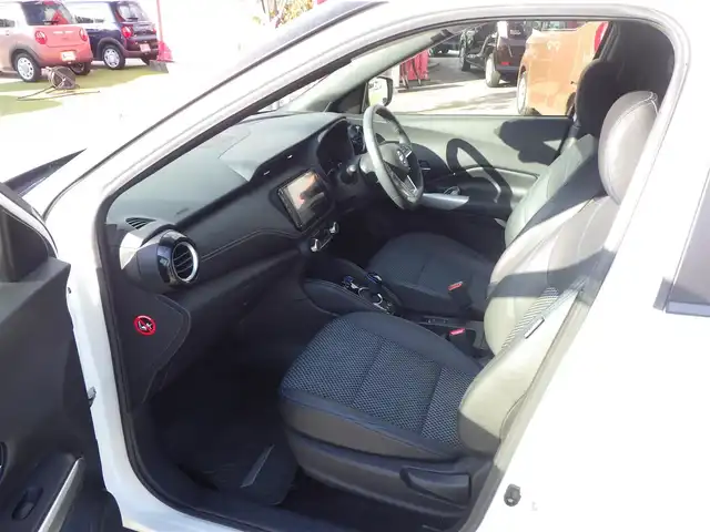 日産 キックス X 千葉県 2020(令2)年 4.4万km ブリリアントホワイトパール エマージェンシーブレーキ/プロパイロット/インテリジェントクルーズコントロール/インテリジェントルームミラー/純正SDナビ/地デジTV/【DVD/CD再生機能】/アラウンドビューモニター/ドライブレコーダー/ハーフレザーシート/革巻きステアリング/ステアリングスイッチ/ETC/LEDヘッドライト/フォグライト/ウインカーミラー/コーナーセンサー/純正17インチアルミホイル/サイド/カーテンエアバッグ/インテリジェントキー