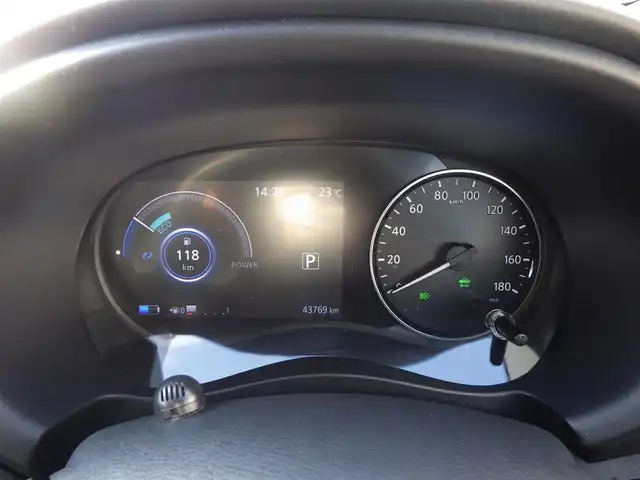 日産 キックス X 千葉県 2020(令2)年 4.4万km ブリリアントホワイトパール エマージェンシーブレーキ/プロパイロット/インテリジェントクルーズコントロール/インテリジェントルームミラー/純正SDナビ/地デジTV/【DVD/CD再生機能】/アラウンドビューモニター/ドライブレコーダー/ハーフレザーシート/革巻きステアリング/ステアリングスイッチ/ETC/LEDヘッドライト/フォグライト/ウインカーミラー/コーナーセンサー/純正17インチアルミホイル/サイド/カーテンエアバッグ/インテリジェントキー